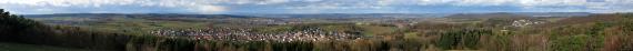 Panorama-Aufnahme der Gemeinde Freigericht, mit Aussicht auf mehr oder weniger Flachland mit weiteren kleinen Gemeinden