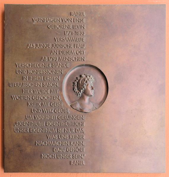 Commemorative plaque on the Jägerstraße house with inscription: Rahel Varnhagen von Ense, born Levon 1771-1833, as a young Jewish woman gathered people of different classes and denominations in her first literary salon at this location from 1793. Here they fought with words, criticized with wit and wit, struggled for truth: "Property? Owned? Our property is only that which no one can imitate. Our being still belongs to it." Rahel
