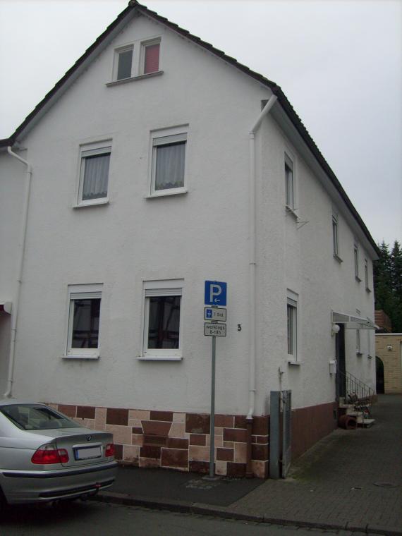 A plain white single-family house that served as a synagogue from 1872 to 1938