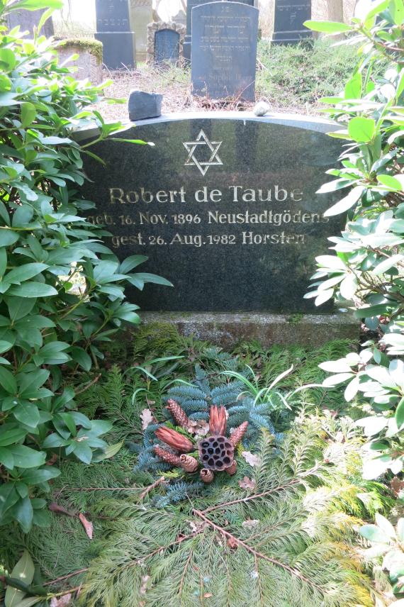 Grabstein aus schwarzem, glattem Granit mit Davidstern über dem Namen de Taubes und dem Geburts- und Sterbedatum darunter