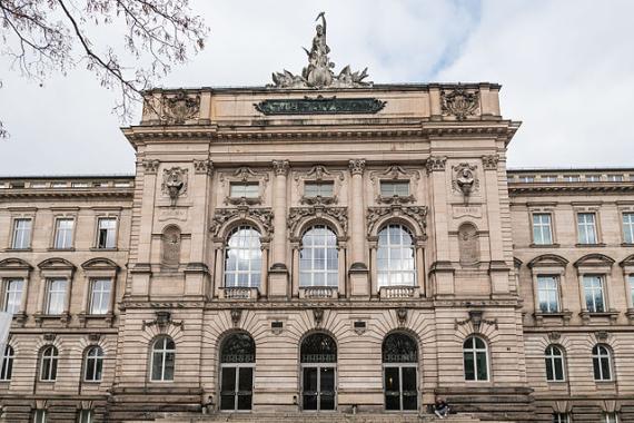 Die Neue Universität am Sanderring, das 1896 errichtete Hauptgebäude der Universität Würzburg.