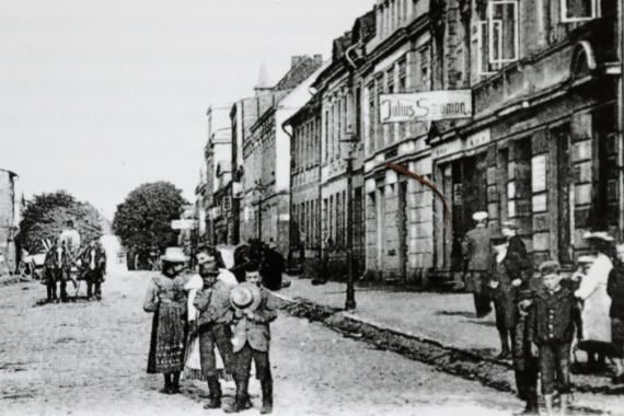 Historische Fotografie einer Straße, auf der Menschen laufen