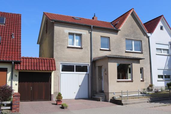 Blick auf ein Wohnhaus mit einem roten Ziegeldach