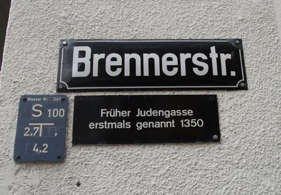 Street sign with reminder of the former "Judengasse".