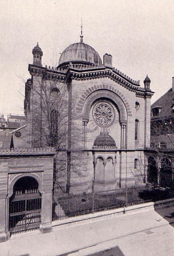 Die Synagoge mit der Apsis des Toraschreines