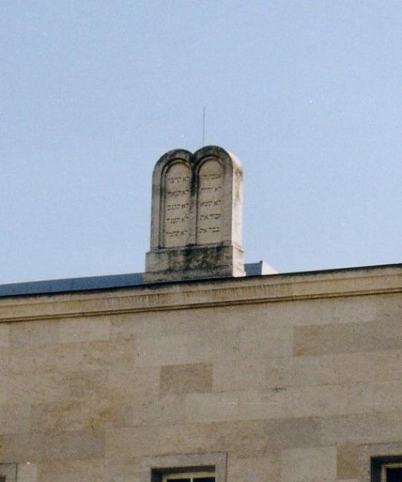 Die Gebotstafeln auf der Synagoge