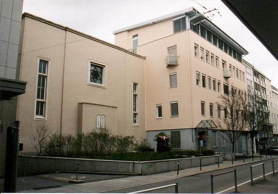 Die Synagoge (links) und das Gemeindezentrum von der Hospitalstraße