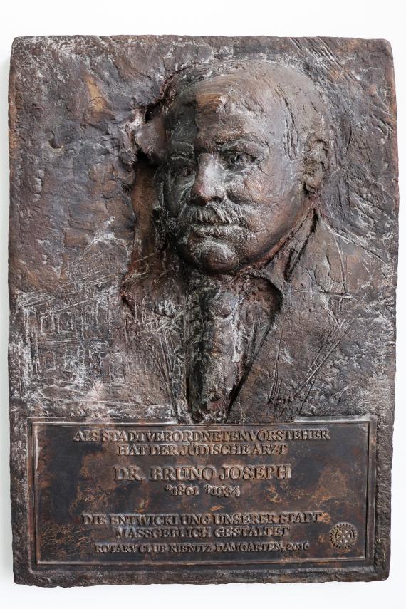 Gedanktafel mit Reflief von Dr. Bruno Joseph