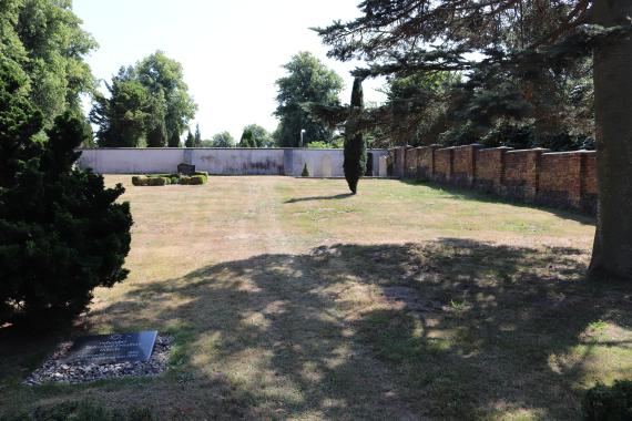 Lawn of a cemetery, single graves in the background