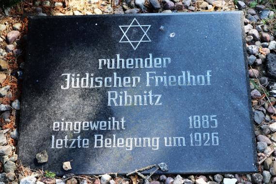 Steinplatte mit Inschrift als Erinnerung an ehemaligen jüdischen Friedhof