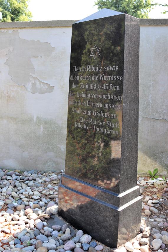 Gravestone commemorating the Jewish citizens who died or were murdered between 1933 and 1945.