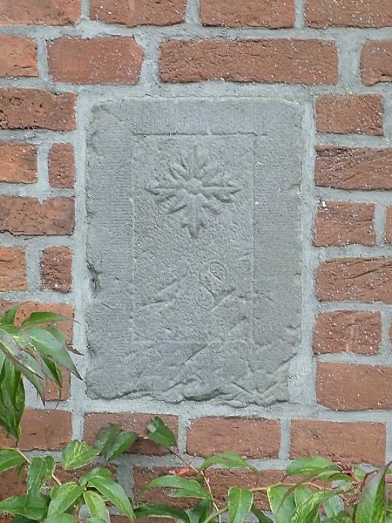 Schlußstein des Treppenaufganes der Synagoge Weener