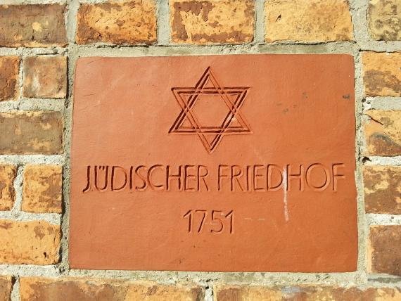 Das schlichte Hinweisschild am Eingang