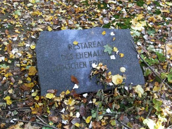 Small notice board with the inscription: "Remaining area of the former Jewish cemetery".