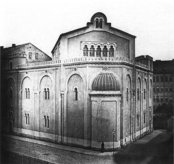 Ansicht auf die Große Gemeindesynagoge von Leipzig. Bau im maurischen Stil.