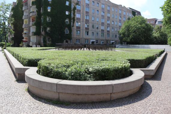 Memorial in honor of the former synagogue. Large open square, landscaped, provided with many rows of chairs.