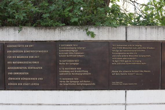 Gedenktafel aus Metall zur Erinnerung an die Große Gemeindesynagoge