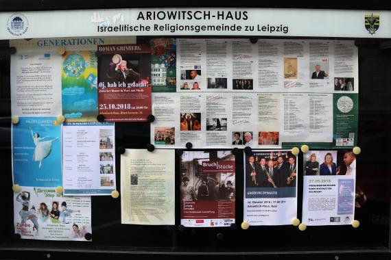 Schwarzes Brett mit vielen Plakaten und Flyern: Der Trägerverein organisiert Monat für Monat ein umfangreiches kulturelles Programm zu Vergangenheit und Gegenwart jüdischen Lebens in Leipzig. 