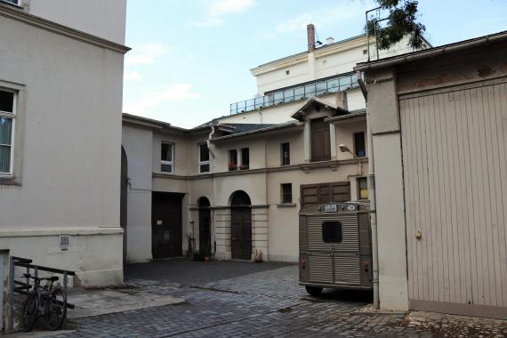 Im Hinterhof lagen die Stallungen, Speicher und Wohnungen der Bediensteten (Ansicht von Osten). 