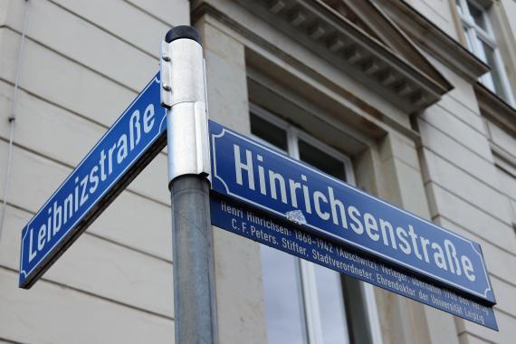 Straßenschilder: Leibnizstraße und Hinrichsenstraße