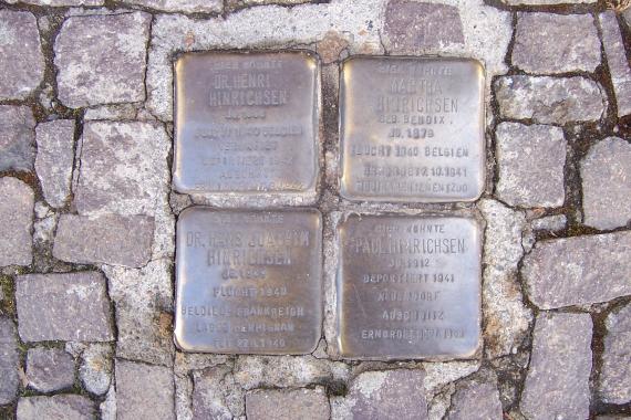 Vier Stolpersteine für die Leipziger Verlegerfamilie Hinrichsen