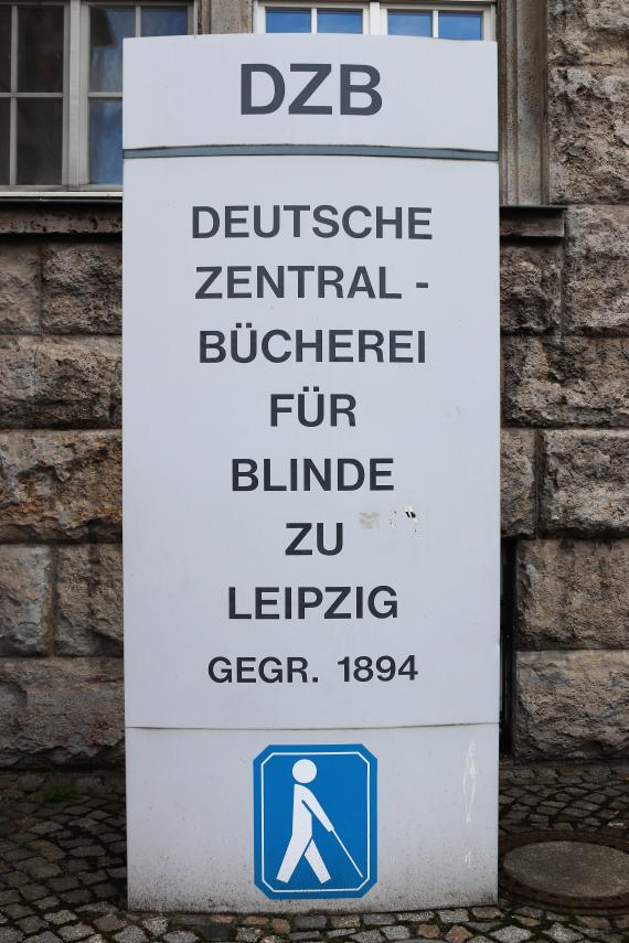 Aufsteller vor dem Gebäude: Die Deutsche Zentralbücherei für Blinde zu Leipzig (DZB) wurde 1894 als erste öffentliche Leihbibliothek für blinde und sehbehinderte Menschen gegründet