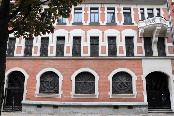 1903-1904 wurde der westliche Teil des Wohnhauses nach Plänen des Leipziger Architekten Oscar Schade zur „Brodyer Synagoge“ umgebaut 