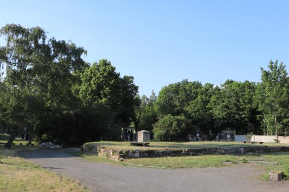 Forecourt of the cemetery and former location of the mourning hall