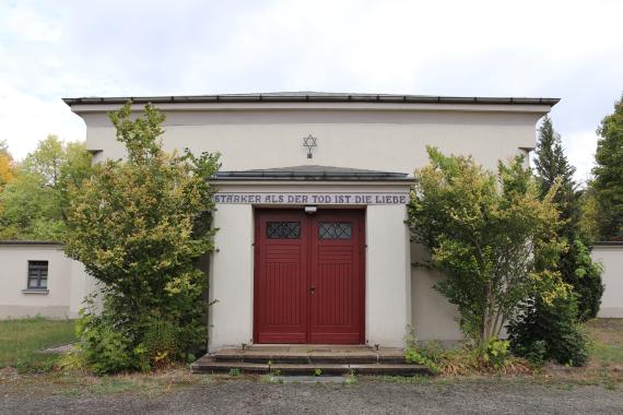 Die neue Feierhalle steht seit 1955 auf dem Friedhof