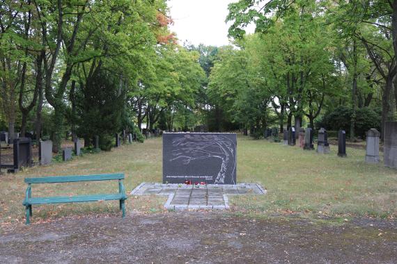 Gedenkstein für die Leipziger NS-Opfer auf dem Neuen Israelitischen Friedhof