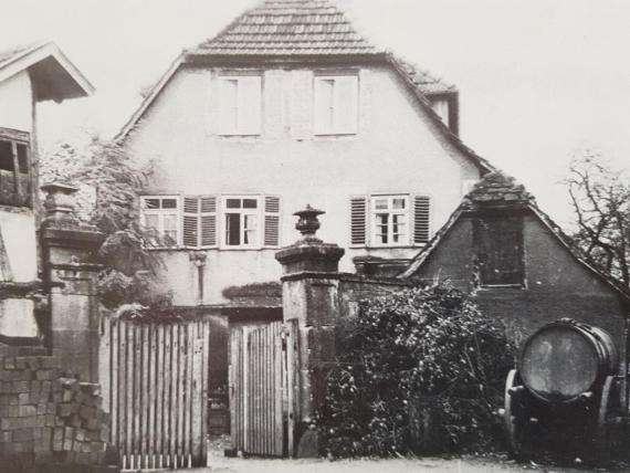 Gebäude Hauptstraße 10 in Remseck-Hochberg mit Hofeinfahrt. Die Säulen der Einfahrt trugen hebräische Schriftzüge