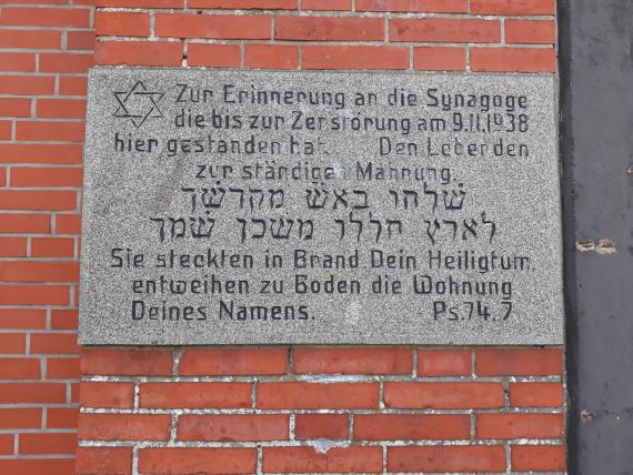 Auf der Gedenktafel, die in das Gebäude, das heute auf dem ehemaligen Synagogenbau steht, eingelassen wurde, steht: Zur Erinnerung an die Synagoge, die bis zur Zerstörung am 9. November 9.11.1938 hier gestanden hat. Den Lebenden zur ständigen Mahnung. Darunter befindet sich Ps 74,7 auf Hebräisch und Deutsch