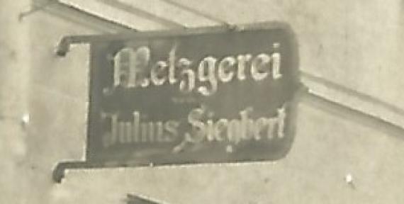 Photo card with the residence - butcher's shop Julius Siegbert, sent as " soldier's card " on December 14, 1913 - cutout enlargement butcher's shop sign