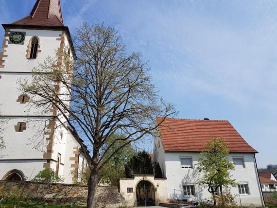 Das Pfarrhaus mit dem Betsaal im Dachgeschoss befindet sich direkt neben der Margarethenkirche