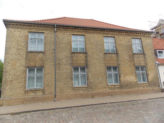 Round arch windows are indicated by metal frames