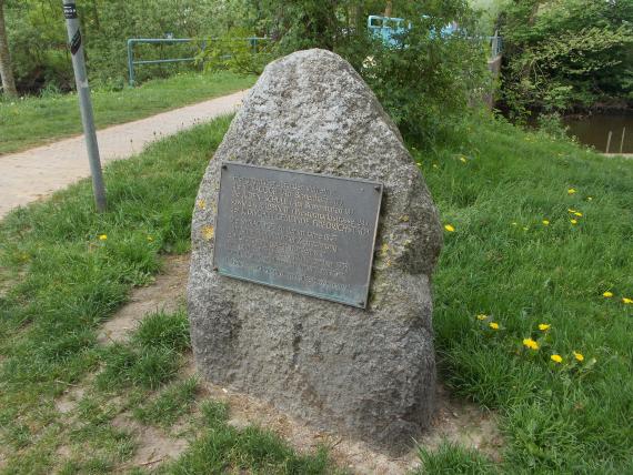 Findling gegenüber der Synagoge