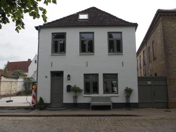 Between the school and the synagogue ran the "Schächtgang".