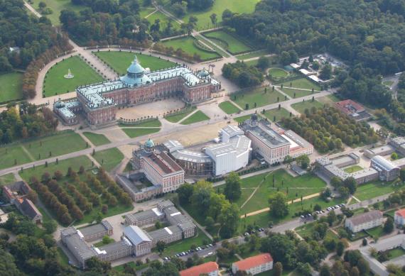 Luftbild: Neues Palais Schloss westlich im Park Sanssouci
