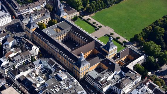 Luftaufnahme der Universität Bonn: Zu sehen sind der Innenhof, die große Nordfassade und die Grünfläche auf der Südseite.