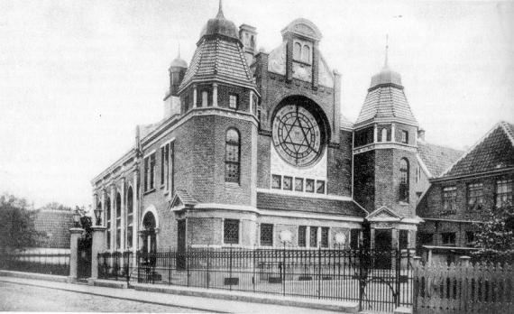 Schwarz-Weiß-Foto der Synagoge in Emden um 1912. Zu sehen sind die Frontfassade und der Innenhof des Geländes.