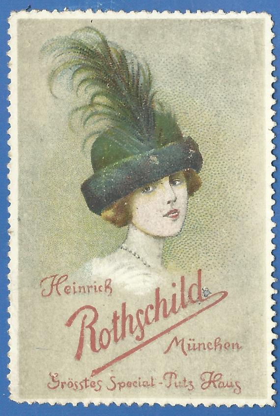 Werbemarke - Heinrich Rothschild Werbemarke - Heinrich Rothschild - München, Größtes Spezial - Putz Haus, - aus der Zeit um 1910 - 1920
Die Werbemarke zeigt eine adrette junge Dame mit einem schmucken Hut mit Straußenfeder.