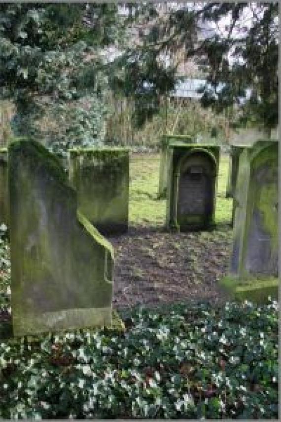 Mehrere typische Grabsteine auf einem jüdischen Friedhof.