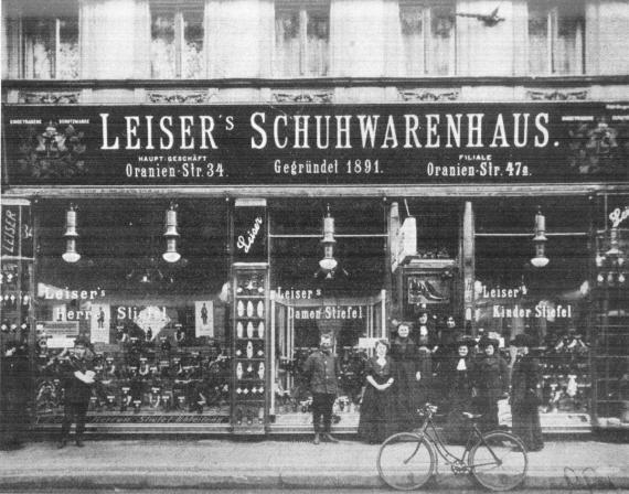 Schwarz-Weiß-Fotografie einer Filiale des Schuhgeschäfts Leiser in der Oranienstraße in Kreuzberg