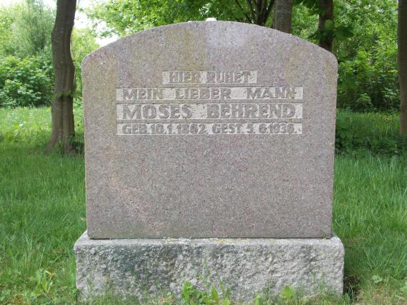 Gravestone for the grocer Moses Behrend