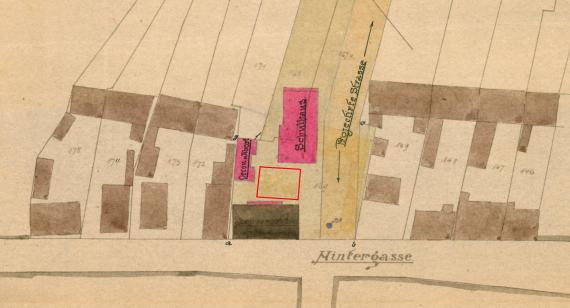 Lage der Synagoge (rot umrandet) auf dem Lageplan zum Schulhausneubau von 1905 Bis heute wurde kein Foto der Synagoge gefunden. Auf einem Lageplan von 1905 sieht man, dass die Synagoge im Hof des Anwesens lag, hinter dem Wohnhaus der Familie Kahn. Ihre Grundfläche war etwa acht auf zehn Meter.