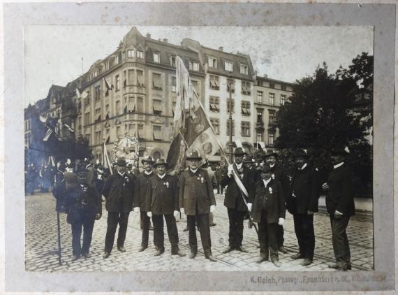 Abraham Weiler with a delegation of the "Nördlinger Privilegierte Schützengesellschaft von 1399", probably on a parade at a federal shooting or similar.