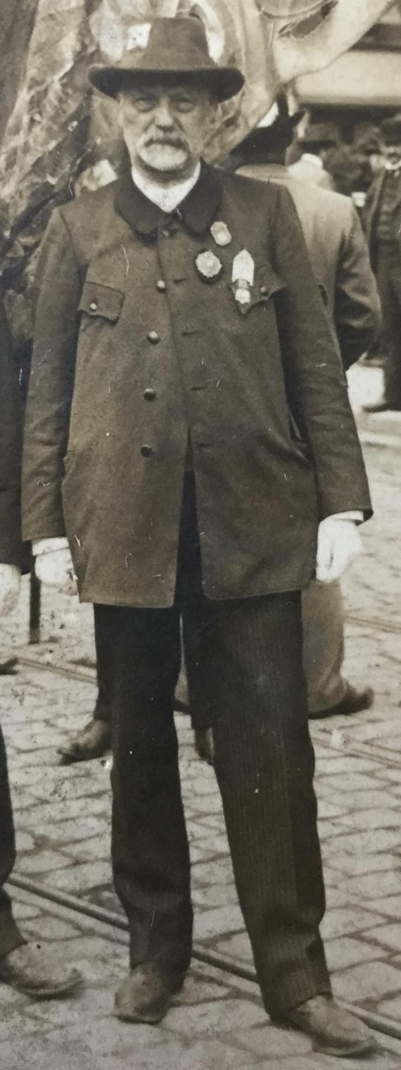 Fotographie - Abraham Weiler, - Ausschnittvergrößerung - Historisches Gruppenfoto einer Abordnung (Delegation) der "Nördlinger Privilegierten Schützengesellschaft von 1399", vermutlich auf einem Festumzug bei einem Bundesschießen oder Ähnlichem.