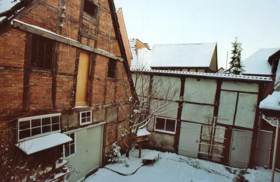 Fachwerkhaus mit weißem Putz, alte Synagoge (von Westen) im Hofe des Hauses Steinstraße 4