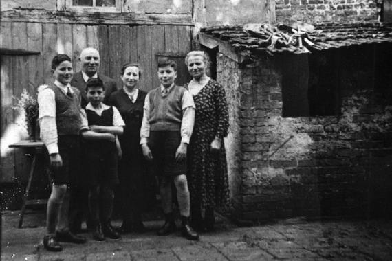 Jakob Auerbach family in the courtyard, Steinstraße 4. From left: Erich, Jakob, Kurt, Jeanette, Alfred, Aunt Fanny