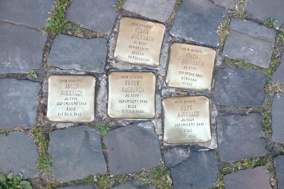 Stolpersteine vor dem ehemaligen Wohnhaus der Familie Auerbach